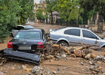 Βόλος: Εικόνες καταστροφής- Εκατοντάδες οι διασώσεις, πλημμύρισαν σπίτια & ΙΧ χάθηκαν στα λασπόνερα