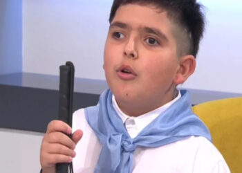 Ο 11χρονος Λέανδρος με απώλεια όρασης παρέλασε ως σημαιοφόρος στη Καλαμαριά