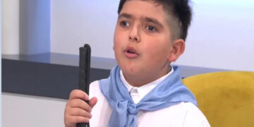 Ο 11χρονος Λέανδρος με απώλεια όρασης παρέλασε ως σημαιοφόρος στη Καλαμαριά