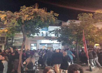 Πανηγυρισμοί και εκατοντάδες κόσμου στο εκλογικό κέντρο του Γ. Κοκκαλιάρη (βίντεο-φώτο)