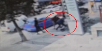 Βίντεο ντοκουμέντο από τη Λαμία: Πατέρας επιτέθηκε σε 16χρονους που απείλησαν και χτύπησαν τον γιο του