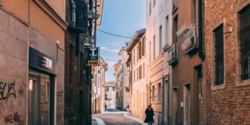 Mamma mia! «Παράσιτα» χαρακτηρίζει 75χρονη μητέρα τους μεσήλικες γιους της και τους κάνει μήνυση για να φύγουν από το σπίτι