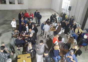 Αρκετός κόσμος "εν αναμονή" στο Εκλογικό Κέντρο Παναγιώτη Πλακεντά -Φωτογραφίες