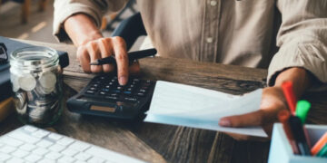 Ελεύθεροι επαγγελματίες: Πόσο θα αυξηθούν οι εισφορές από τον Ιανουάριο του 2024