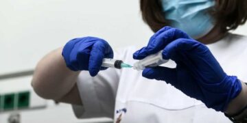 Covid-19: Ξεκίνησε ο εμβολιασμός με το επικαιροποιημένο μονοδύναμο εμβόλιο