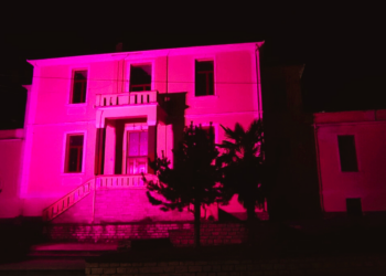 Δήμος Αμυνταίου: Φωταγώγηση Δημοτικού Σχολείου σε χρώμα ΡΟΖ τιμώντας έτσι τις γυναίκες που ήρθαν αντιμέτωπες με τον καρκίνο