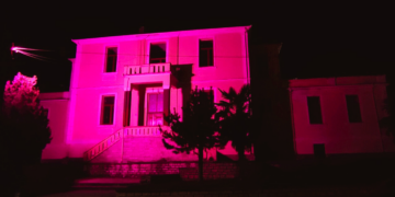 Δήμος Αμυνταίου: Φωταγώγηση Δημοτικού Σχολείου σε χρώμα ΡΟΖ τιμώντας έτσι τις γυναίκες που ήρθαν αντιμέτωπες με τον καρκίνο