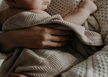 Επίδομα μητρότητας: Επεκτείνεται σε αυτοαπασχολούμενες και αγρότισσες