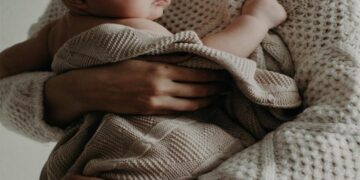 Επίδομα μητρότητας: Επεκτείνεται σε αυτοαπασχολούμενες και αγρότισσες