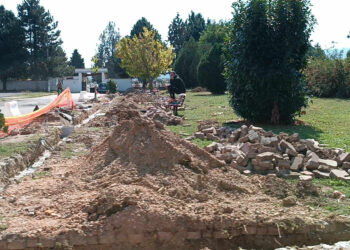 Εργασίες ηλεκτροφωτισμού στον χώρο πρασίνου δίπλα από το Βαρβούτειο Ωδείο στην Πτολεμαΐδα (της Κούλας Πουλασιχίδου)