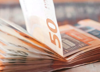 Αυξάνονται οι μισθοί και τα επιδόματα στο Δημόσιο από την Πρωτοχρονιά