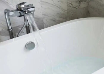 Ποτέ μπάνιο με αναμμένο θερμοσίφωνο/ Ηλεκτρολόγος εξηγεί