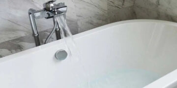 Ποτέ μπάνιο με αναμμένο θερμοσίφωνο/ Ηλεκτρολόγος εξηγεί