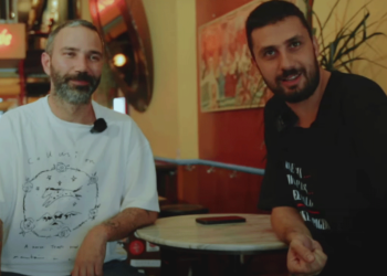 Ο Άρης Θεοδωρίδης μας ξεναγεί στο "θρυλικό" Θεσσαλονικιώτικο Μπαρ: "Ο Θερμαϊκός δημιουργεί αναμνήσεις"