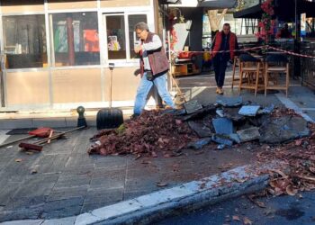 Πτολεμαΐδα: Απομακρύνθηκε το κουφάρι του δέντρου στην πιάτσα των ταξί στο κέντρο της πόλης - Οι ρίζες του είχαν σηκώσει το πεζοδρόμιο
