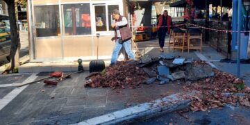 Πτολεμαΐδα: Απομακρύνθηκε το κουφάρι του δέντρου στην πιάτσα των ταξί στο κέντρο της πόλης - Οι ρίζες του είχαν σηκώσει το πεζοδρόμιο