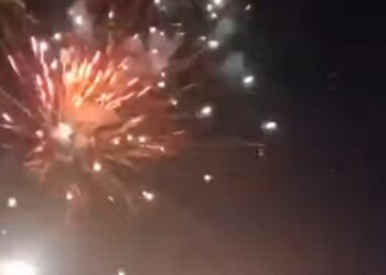 Κοζάνη: Πυροτεχνήματα, με τον Γιάννη Κοκκαλιάρη στο μπαλκόνι του εκλογικού του κέντρου και θερμοί πανηγυρισμοί -VIDEO