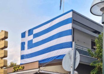 Η τεράστια Ελληνική σημαία που μπήκε για την Εθνική Επέτειο στο κτίριο του City Plaza στην Πτολεμαΐδα