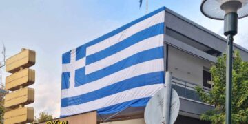 Η τεράστια Ελληνική σημαία που μπήκε για την Εθνική Επέτειο στο κτίριο του City Plaza στην Πτολεμαΐδα