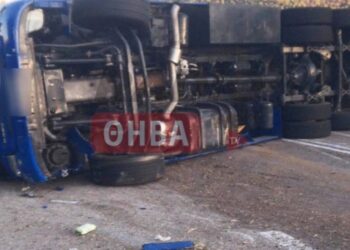 Τροχαίο-σοκ με έναν νεκρό στα Βίλια: Ανετράπη νταλίκα που ήταν γεμάτη με ζώα, ένας τραυματίας