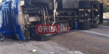 Τροχαίο-σοκ με έναν νεκρό στα Βίλια: Ανετράπη νταλίκα που ήταν γεμάτη με ζώα, ένας τραυματίας