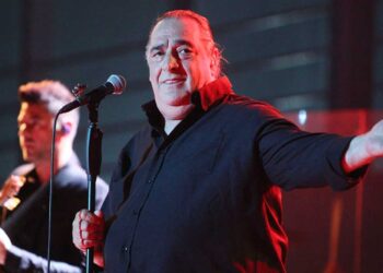 Βασίλης Καρράς: "Δίνει με μεγάλη αξιοπρέπεια τον αγώνα του με ένα σοβαρό πρόβλημα" - Η πρώτη επίσημη ανακοίνωση για την υγεία του