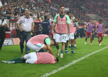 Βίντεο: Η στιγμή που σκάει η κροτίδα στο Ολυμπιακός – Παναθηναϊκός, μακριά από τον Χουάνκαρ