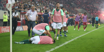 Βίντεο: Η στιγμή που σκάει η κροτίδα στο Ολυμπιακός – Παναθηναϊκός, μακριά από τον Χουάνκαρ