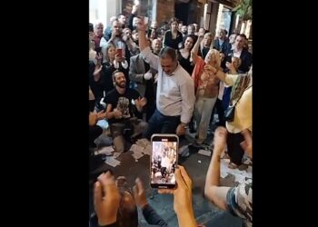 Βίντεο: "Ο μάγκας ξεχωρίζει από το πρόσωπο" ήταν το ζεϊμπέκικο που χόρεψε ο Γιάννης Κοκκαλιάρης πανηγυρίζοντας την επιτυχία του