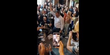 Βίντεο: "Ο μάγκας ξεχωρίζει από το πρόσωπο" ήταν το ζεϊμπέκικο που χόρεψε ο Γιάννης Κοκκαλιάρης πανηγυρίζοντας την επιτυχία του