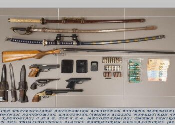 Συνελήφθησαν από αστυνομικούς της Διεύθυνσης Αστυνομίας Καστοριάς, σε περιοχές της Θεσσαλονίκης,   -3- άντρες για διακίνηση ναρκωτικών ουσιών και για παράβαση της νομοθεσίας περί όπλων