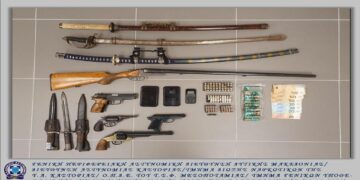 Συνελήφθησαν από αστυνομικούς της Διεύθυνσης Αστυνομίας Καστοριάς, σε περιοχές της Θεσσαλονίκης,   -3- άντρες για διακίνηση ναρκωτικών ουσιών και για παράβαση της νομοθεσίας περί όπλων