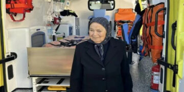 Μάθημα ζωής από τη γιαγιά που δώρισε ασθενοφόρο: «Τι να το κάνω το χωράφι, όταν ο φτωχός πονάει»