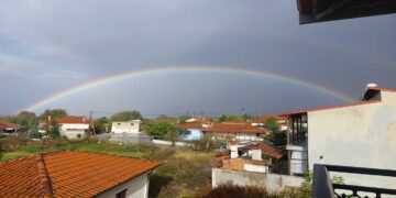Υπέροχο διπλό ουράνιο τόξο στην Ασβεστόπετρα (φώτο)