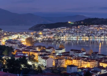 Χριστούγεννα στην Ελλάδα: Στους 5 προορισμούς για οικογενειακές διακοπές και η Καστοριά