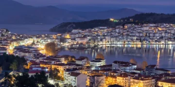 Χριστούγεννα στην Ελλάδα: Στους 5 προορισμούς για οικογενειακές διακοπές και η Καστοριά