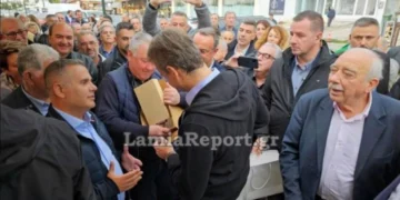 Καμένα Βούρλα: Έκανε δώρο στον Πρωθυπουργό ένα… «κασελάκι» -Τι απάντησε ο Μητσοτάκης [βίντεο]