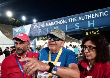 Μαραθώνιος: Ο 80χρονος που τερμάτισε τελευταίος έτρεξε να αγκαλιάσει τη σύζυγό του – Δείτε βίντεο