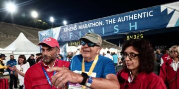 Μαραθώνιος: Ο 80χρονος που τερμάτισε τελευταίος έτρεξε να αγκαλιάσει τη σύζυγό του – Δείτε βίντεο