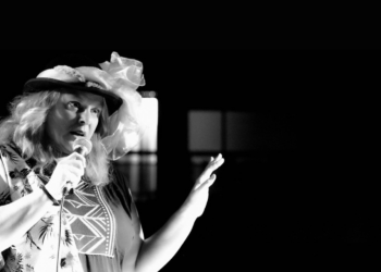 Από το ρεπορτάζ στο δρόμο, στη σκηνή του θεάτρου - Η Κοζανίτισσα stand up comedian που λατρεύει το κοινό (βίντεο)