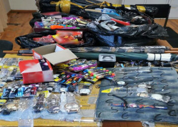 ΚΟΖΑΝΗ: Έπιασαν 56χρονο αλλοδαπό και είχε μέσα στο ΙΧ του ένα μικρό …περίπτερο από μικροαντικείμενα που πωλούσε χωρίς άδεια