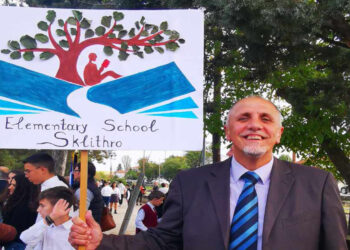 Η πινακίδα του δημοτικού σχολείου Σκλήθρου που κέρδισε τα βλέμματα στην παρέλαση