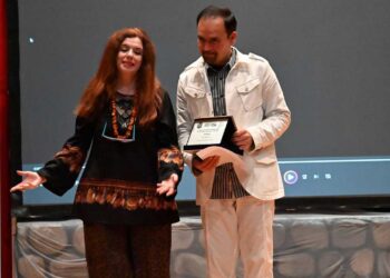 Ειδική τιμητική πλακέτα για το Νίκο Κουρού από το Διεθνές Φεστιβάλ ‘’Γέφυρες’’