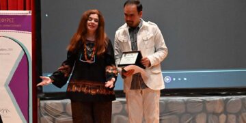 Ειδική τιμητική πλακέτα για το Νίκο Κουρού από το Διεθνές Φεστιβάλ ‘’Γέφυρες’’