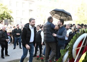 Επεισοδιακή η κατάθεση στεφάνου από τον πρόεδρο του ΠΑΣΟΚ Νίκου Ανδρουλάκη στο Πολυτεχνείο - Του πέταξαν καφέδες