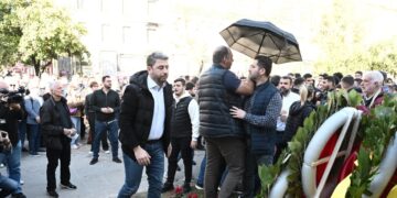 Επεισοδιακή η κατάθεση στεφάνου από τον πρόεδρο του ΠΑΣΟΚ Νίκου Ανδρουλάκη στο Πολυτεχνείο - Του πέταξαν καφέδες