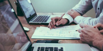 Σε δημόσια διαβούλευση το φορολογικό ν/σ – Τι προβλέπει για ελεύθερους επαγγελματίες, απαγόρευση χρήσης μετρητών, Airbnb, MyData