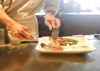 Καλαμαριά: Γνωστό εστιατόριο χρεώνει 20 ευρώ την κράτηση – Η απάντηση στις αντιδράσεις των πελατών