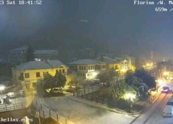 Στα λευκά ντύθηκε και η πόλη της Φλώρινας (φώτο)