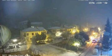 Στα λευκά ντύθηκε και η πόλη της Φλώρινας (φώτο)